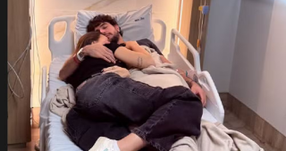 Imagem da notícia Grávida, Rafa Kalimann acompanha Nattan no hospital após cantor se sentir mal: “Cuidando do meu bichinho”